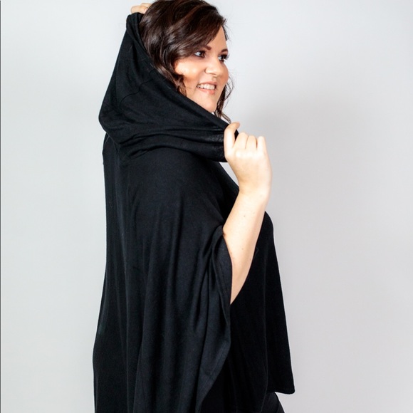 Plus Size ‘Northern Lights’ Hooded Poncho - Picture 4 of 7